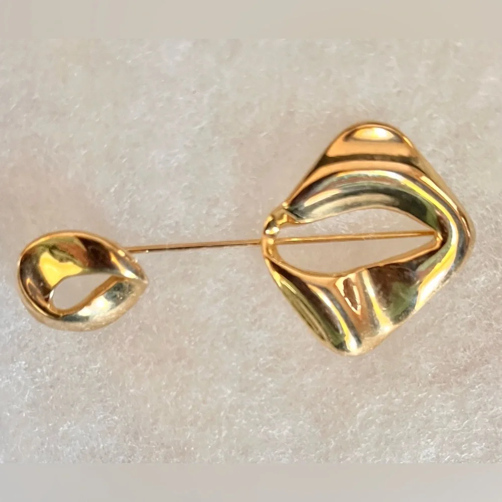 Modernist Gold-Tone Brooch Fluid Minimalist Stick Pin Abstract Artsy Unique Gift - Picture 4 of 7